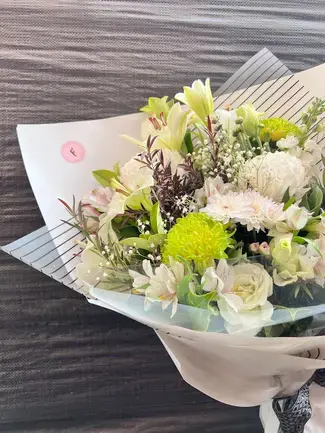 bir masa üstünde oturan bir çiçek buketi
